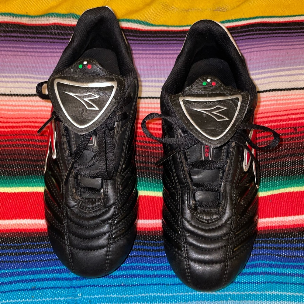 Diardora Kid Soccer Shoes, Black and Red Size 5 Used